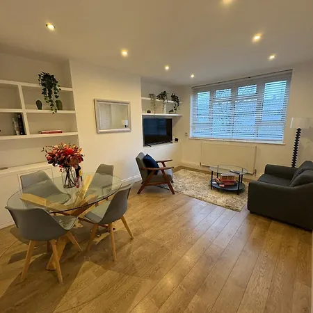 Spacious 3-Bedroom Flat In Prime London Location